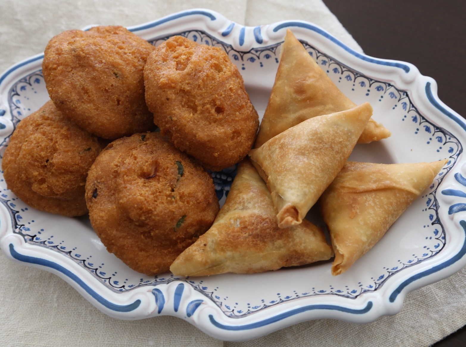 Baya Gyaw (Gram Fritters) and Burmese Samosa (Golden Triangle)